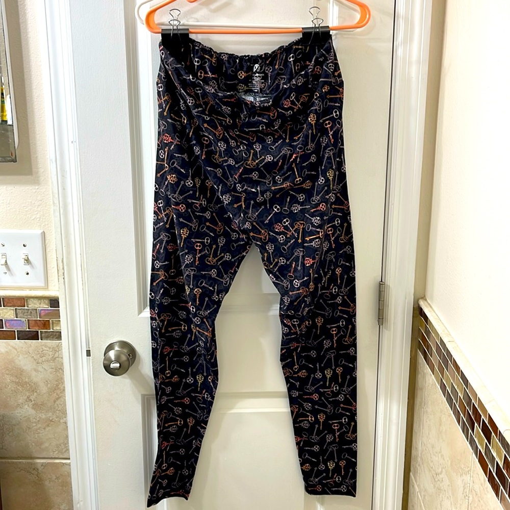 Charlie’s Project high rise leggings w. keys. Super soft. OS PLUS 16-22